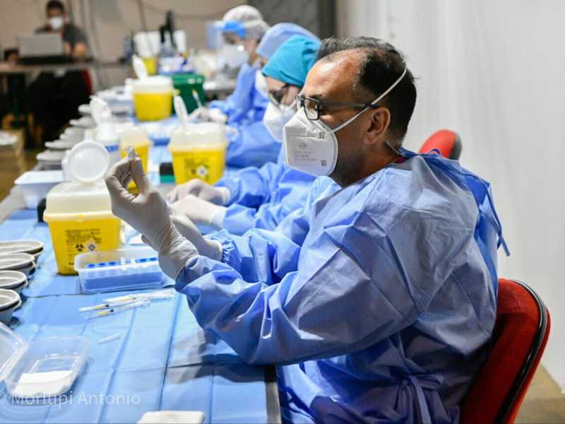 Operatori sanitari a lavoro nell'Hub vaccinale, presso la Fiera di Bergamo (Ansa)