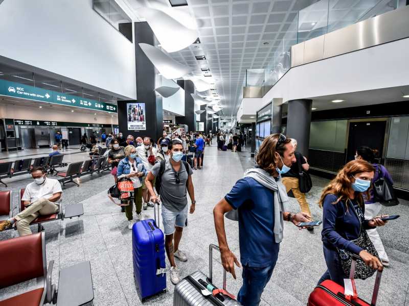 Viaggiatori all'aeroporto di Malpensa, Milano,lo scorso agosto (LaPresse)