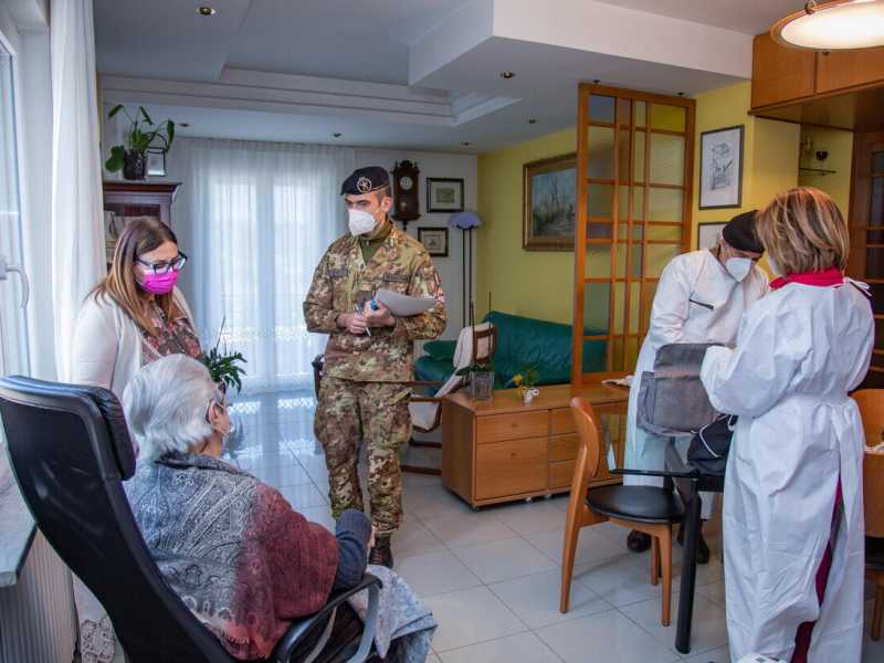 Vaccinazione a domicilio per gli ultraottantenni (Ansa)