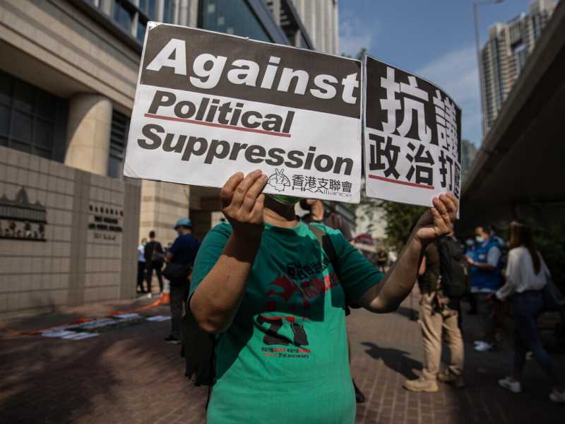 Proteste dopo le decisioni anti democratiche del tribunale di Hong Kong (Ansa)