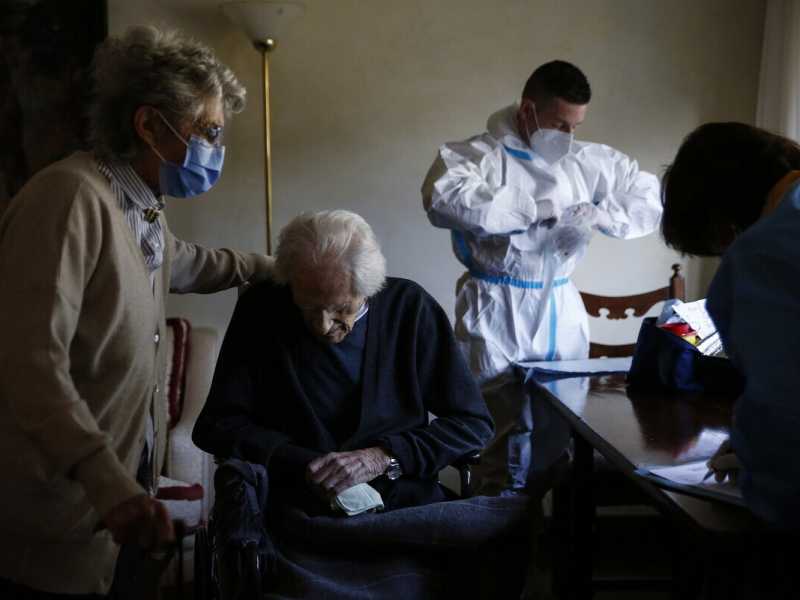 Due persone anziane ricevono il vaccino Pfizer dagli operatori sanitari della Asl Roma 1 (Foto Cecilia Fabiano/ LaPresse)