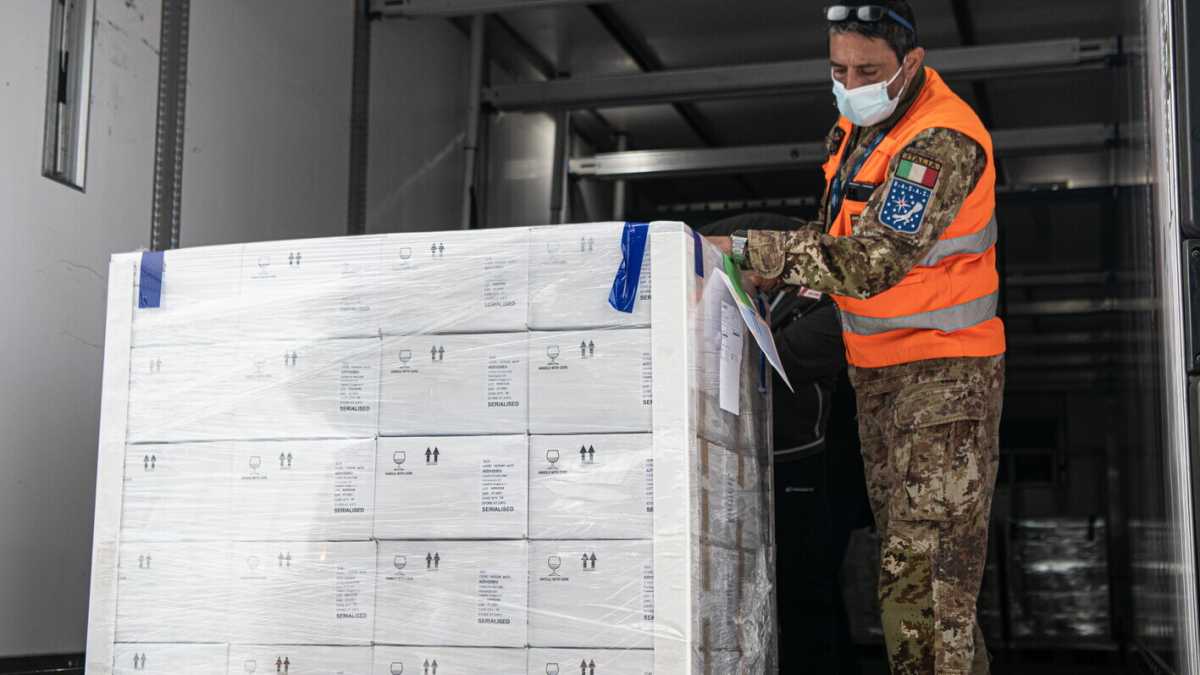 Immagine di Bruxelles e Londra litigano per le dosi di AstraZeneca dell’impianto olandese