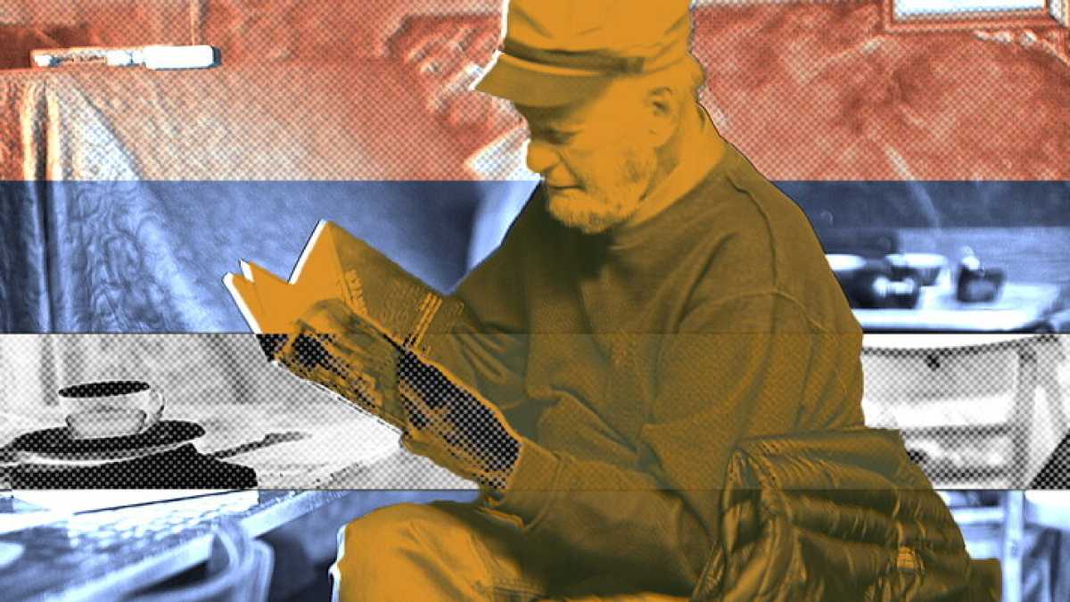 Immagine di Tenersi caro il Ferlinghetti in braghe e maglietta