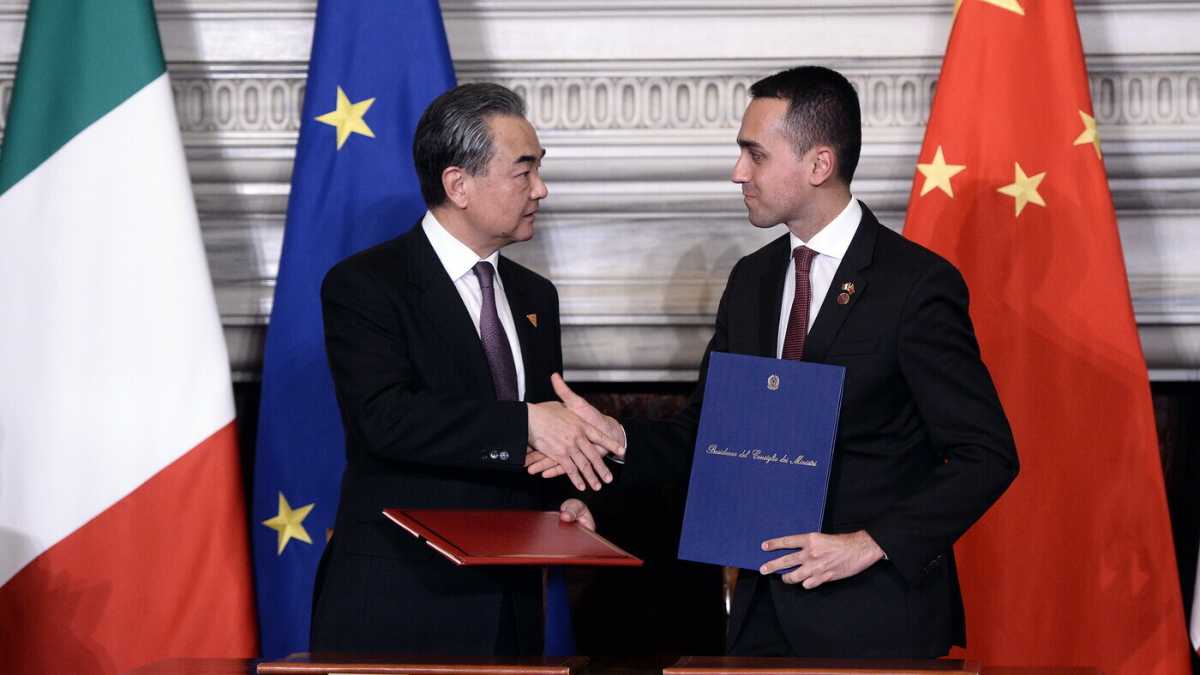 Immagine di L'America o la Cina. I grillini da che parte stanno?