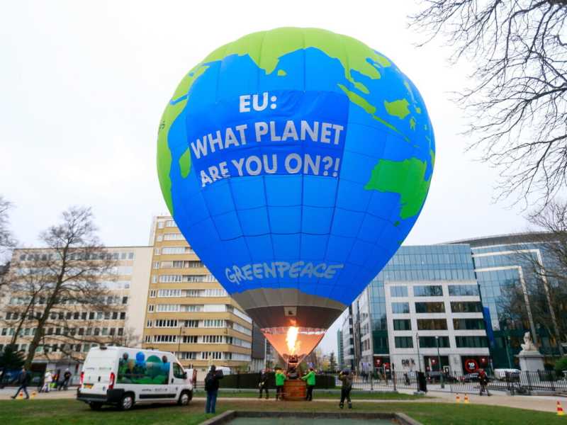 Una manifestazione di Greenpeace a Bruxelles lo scorso dicembre (Ansa)
