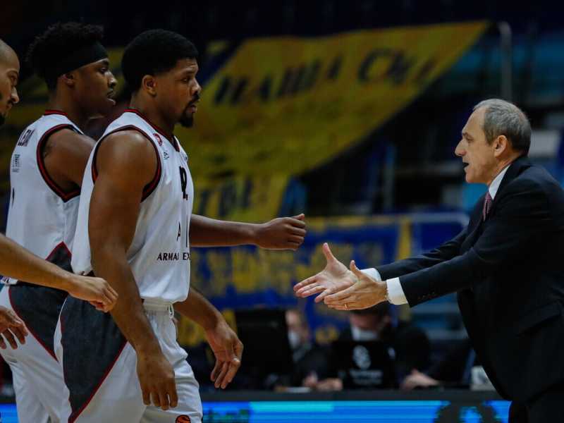 Il coach dell'Olimpia Milano Ettore Messina saluta i suoi giocatori, durante la sfida di Eurolega a Mosca (Ansa)<br />&nbsp;