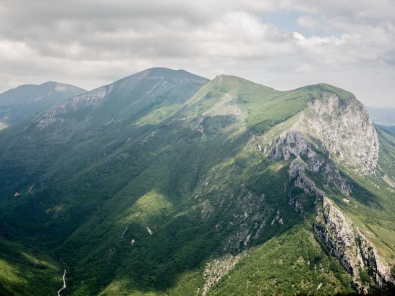 Uno scorcio del Monte Catria, sull'Appennino umbro-marchigiano (Wikimedia commons)