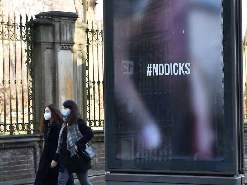 Manifesto dell'artista torinese Andrea Villa, contro il cyber-flashing (Ansa)