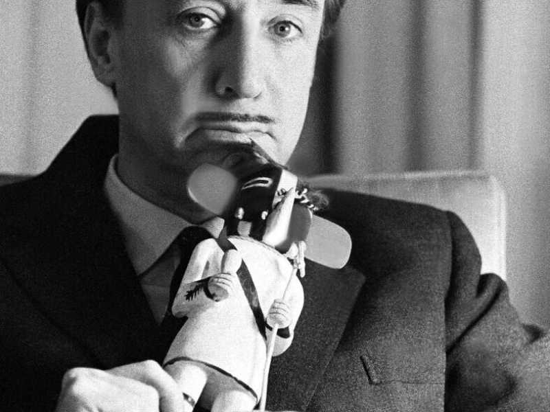 Romain Gary, pseudonimo di Roman Kacew, &egrave; nato a Vilnius, l&rsquo;8 maggio 1914 ed &egrave; morto a Parigi, il 2 dicembre 1980 (Olycom)