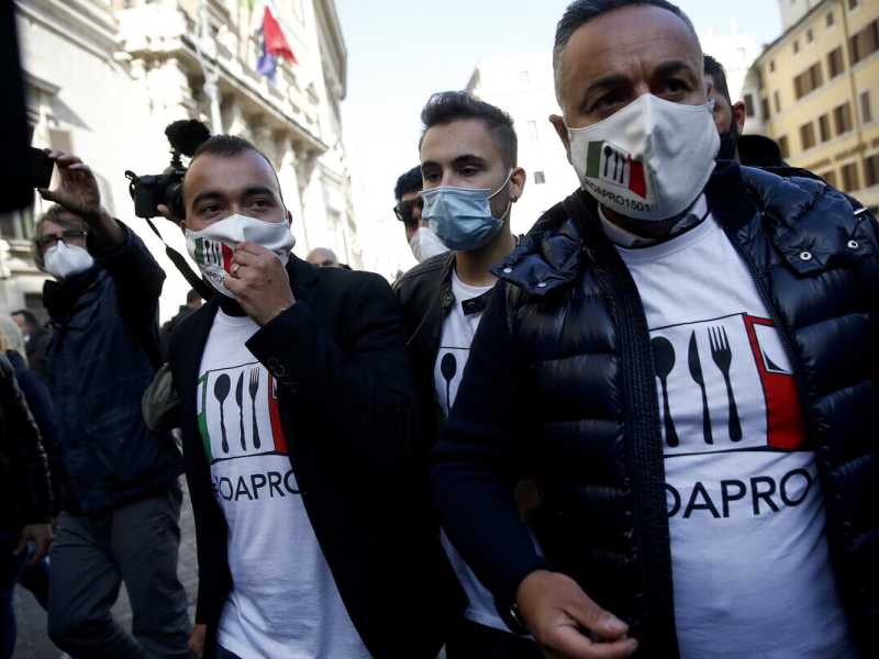 La protesta dei ristoratori davanti al Parlamento (Foto LaPresse)