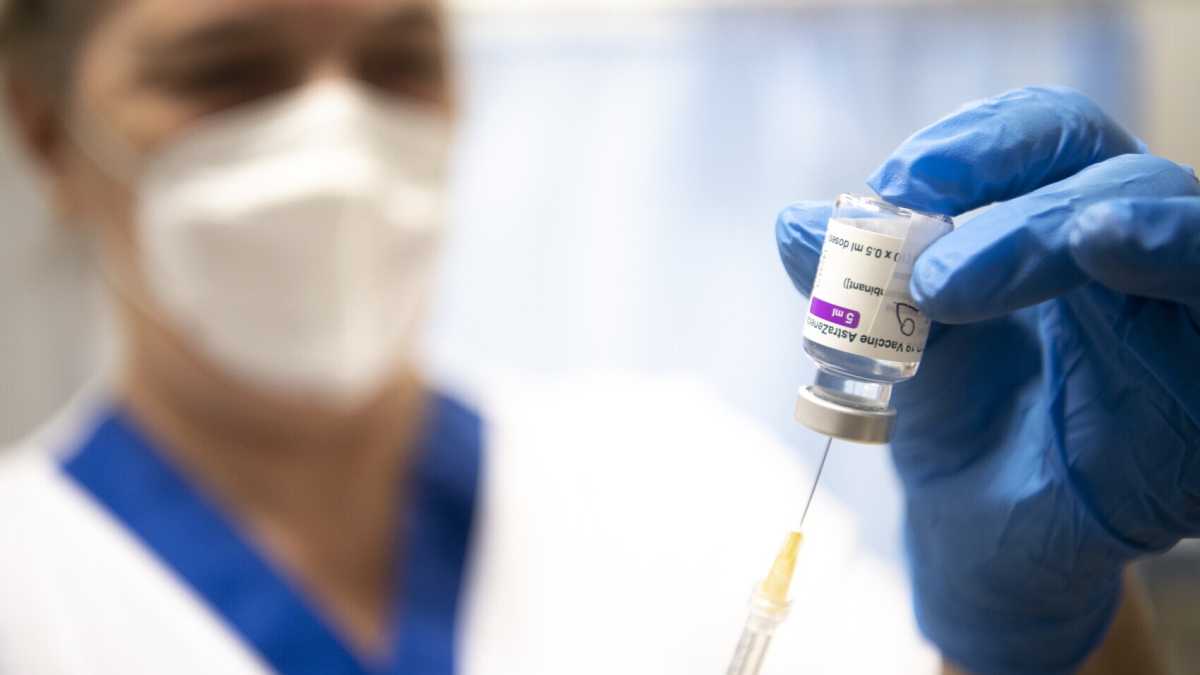 Immagine di Quanto è davvero rischioso il vaccino AstraZeneca, secondo l'Ema
