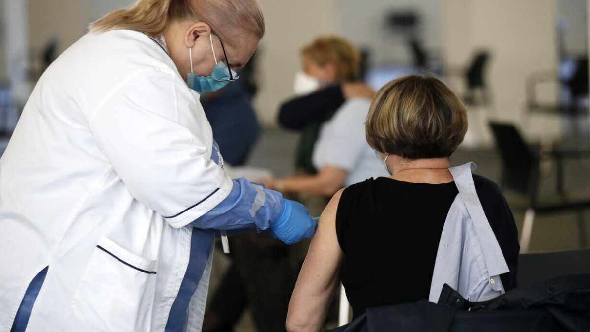 Immagine di AstraZeneca agli under 60 "in via preferenziale"