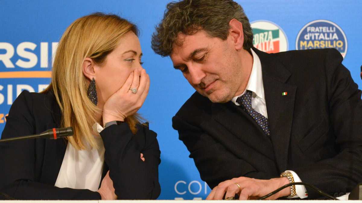 Immagine di Marsilio vaccina i giudici e asfalta il mito meloniano della “coerenza”