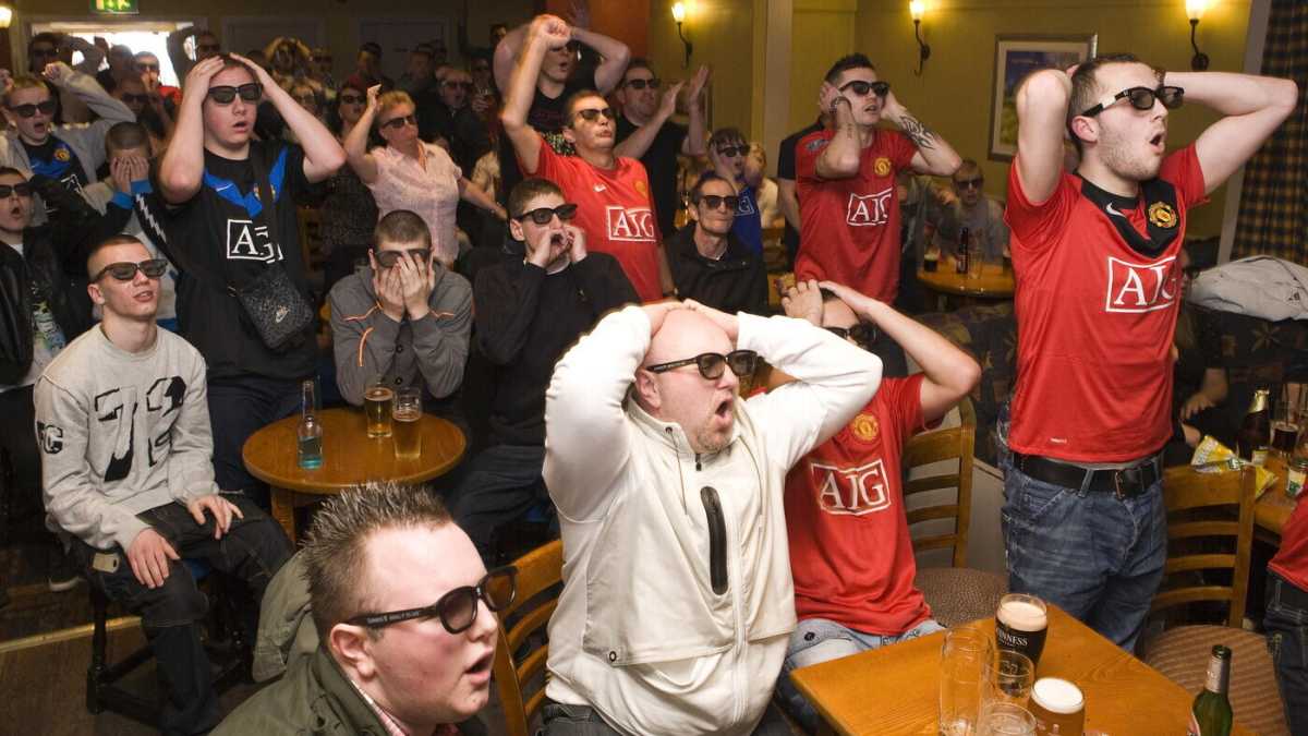 Immagine di Birre al pub e calcio allo stadio. Di nuovo