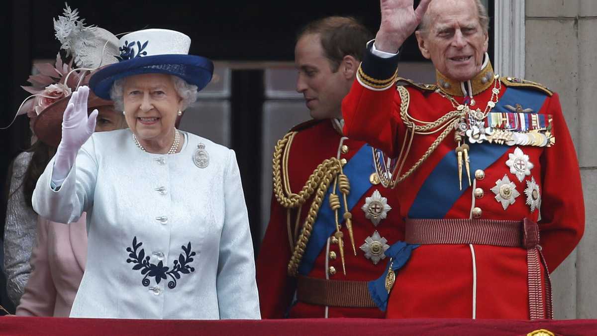 Immagine di I nuovi colori delle regioni e la Regina Elisabetta che resta sul trono