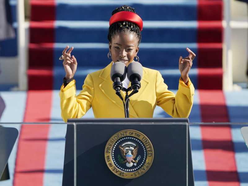 Amanda Gorman, durante la cerimonia di insediamento di Joe Biden come presidente degli Stati Uniti (Ansa) <br />