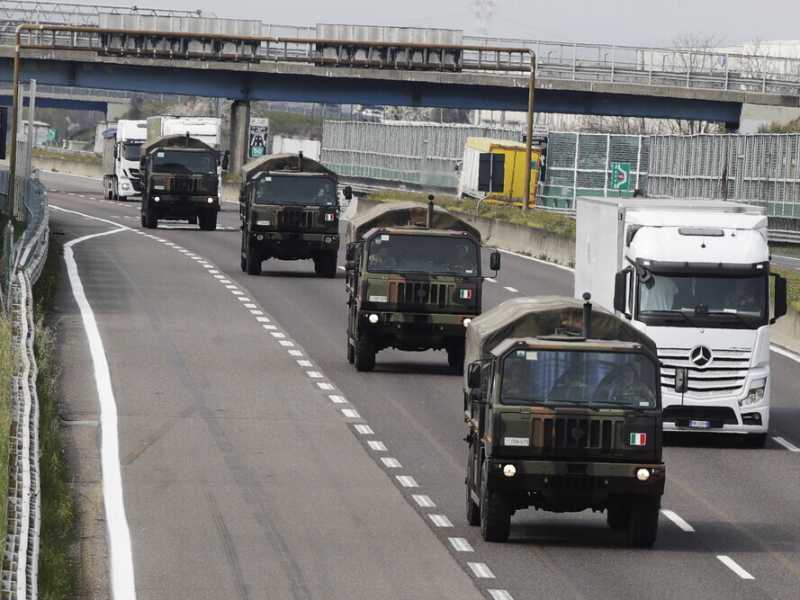 Una colonna di camion dell&rsquo;esercito trasporta da Bergamo le bare dei morti per Covid (LaPresse)&nbsp;<br />