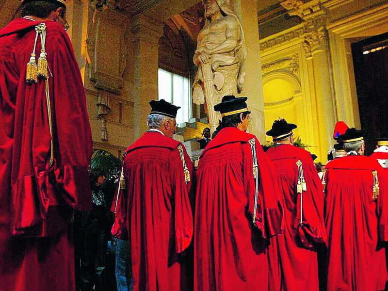 Il complottismo di stato