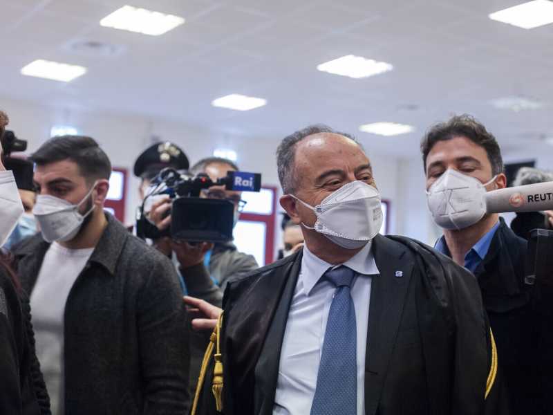 La ridicola difesa dell'indifendibile Gratteri