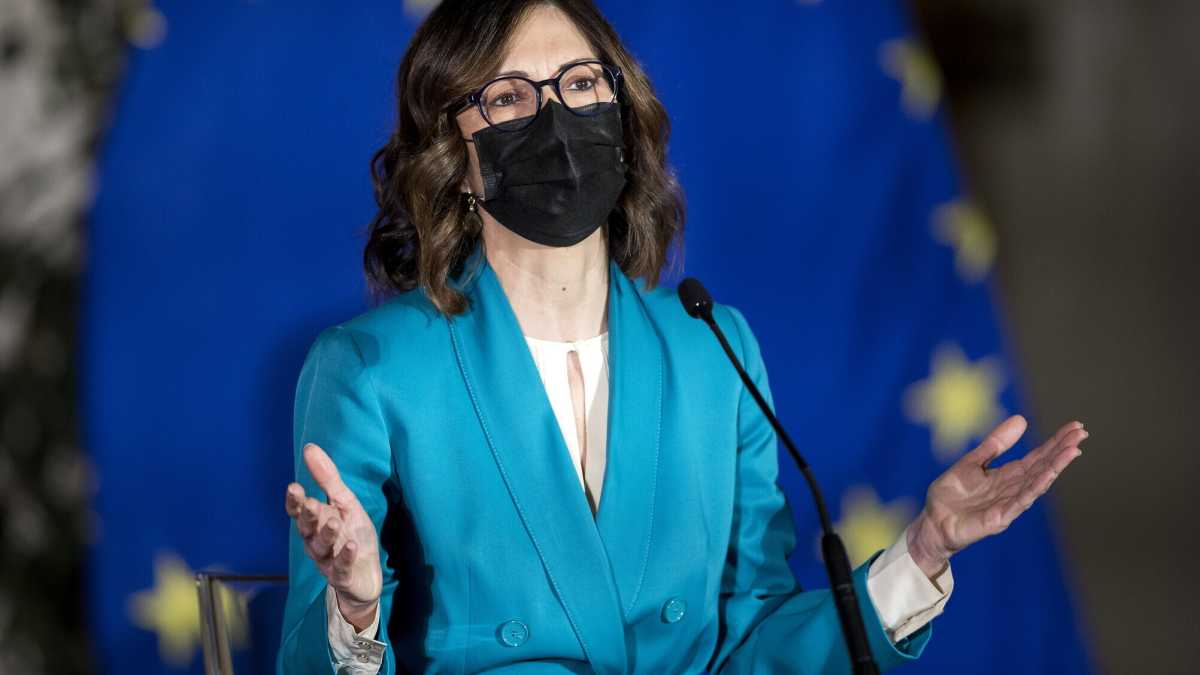 Immagine di Vaccini, dopo Figliuolo anche Gelmini stoppa De Luca: "Ci ripensi"