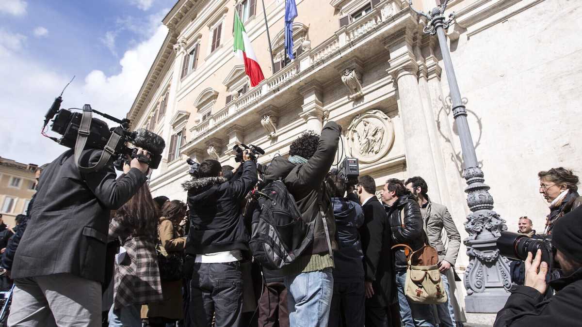 Immagine di Ecco l'auto intervista patacca dei politici. Quando l'ufficio stampa cintura l'informazione