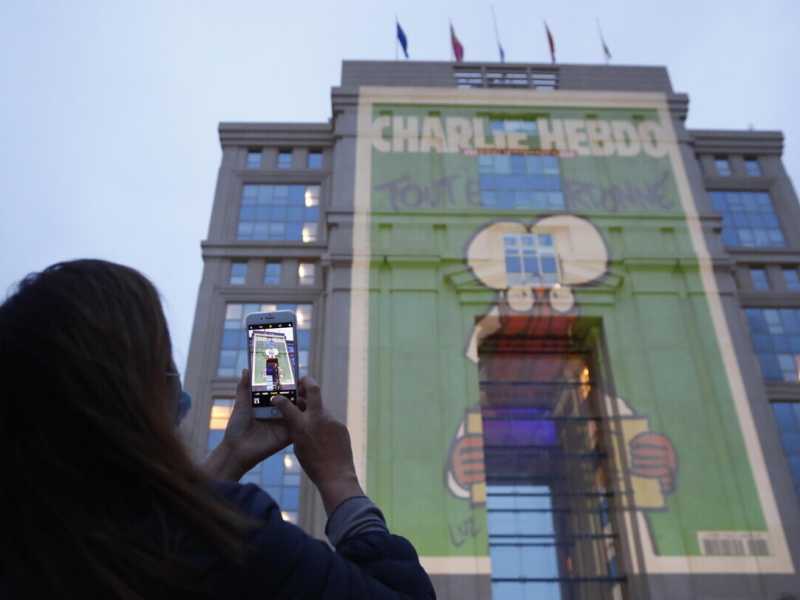 Il giornale Charlie Hebdo proiettato su un palazzo nel centro di Montpellier (Ansa)<br />