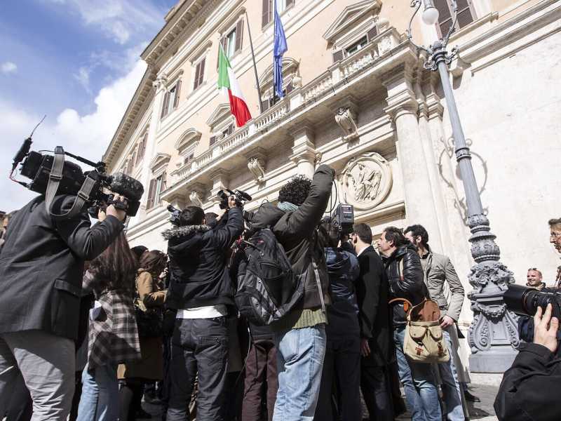 Ecco l'auto intervista patacca dei politici. Quando l'ufficio stampa cintura l'informazione