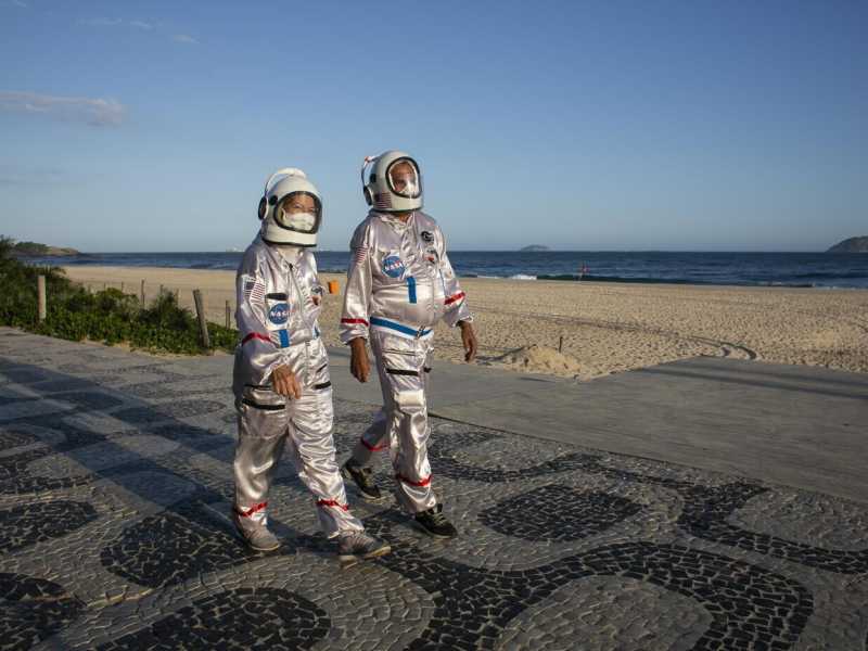 Il ragioniere Tercio Galdino e la moglie Alicea camminano in costumi da astronauta lungo la spiaggia di Ipanema a Rio de Janeiro (LaPresse) <br />