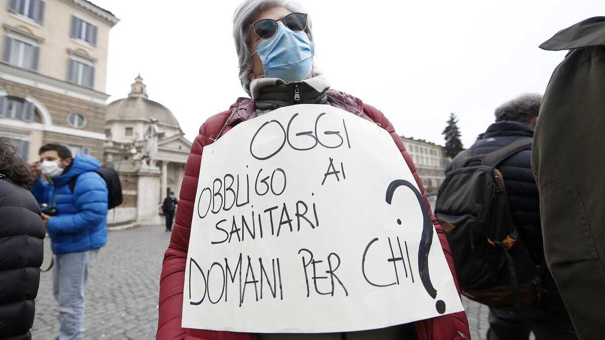 Immagine di I presunti medici e infermieri nascosti dietro alle balle sui vaccini