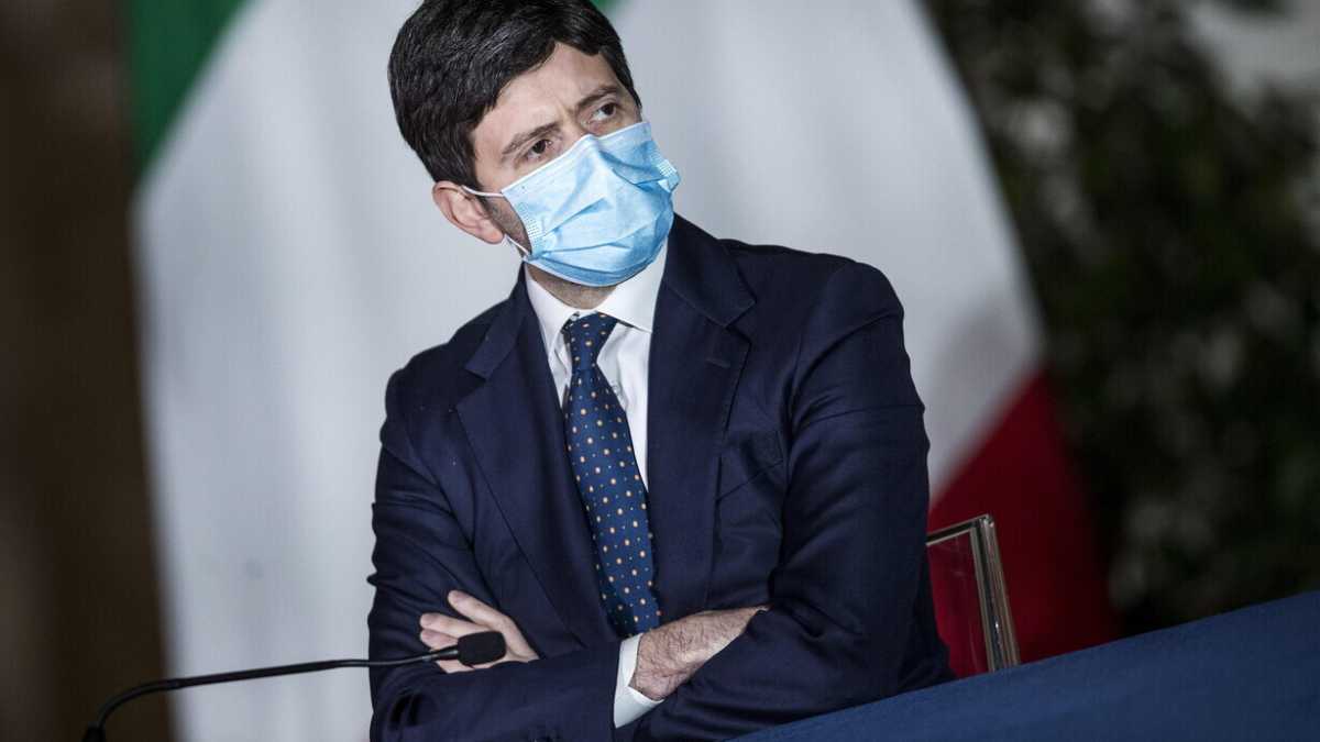 Immagine di Speranza e il suo libro, tra Moccia e un verbale dei carabinieri