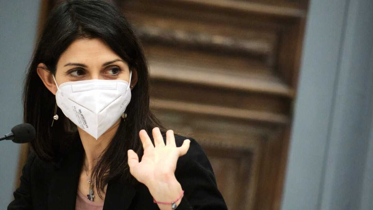 Immagine di Raggi: "Pressioni per un mio passo indietro, ma vado avanti"