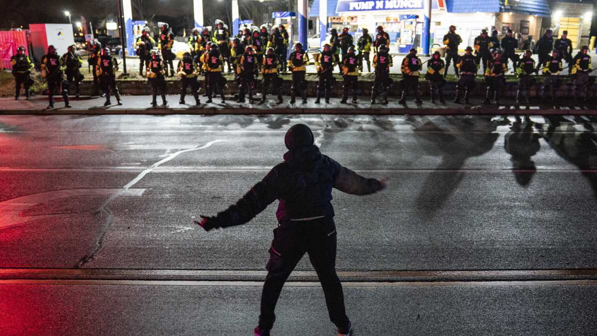 Immagine di Confondere la pistola con il taser è come confondere il bianco col nero