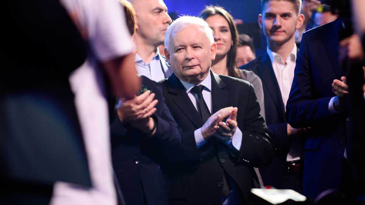 Immagine di I nazionalisti polacchi si prendono a calci