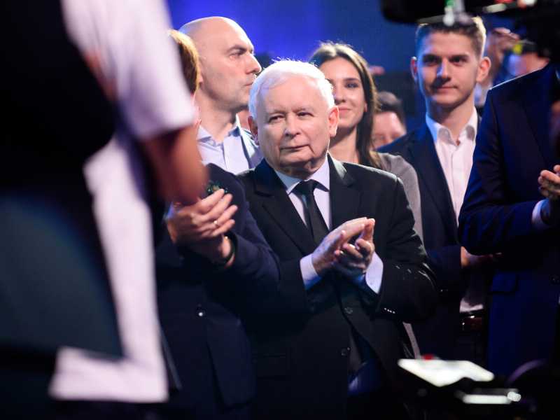 I nazionalisti polacchi si prendono a calci
