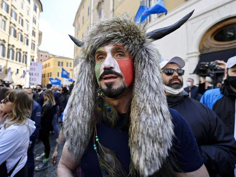 Un manifestante durante la protesta di "Io apro" a Roma (Ansa)