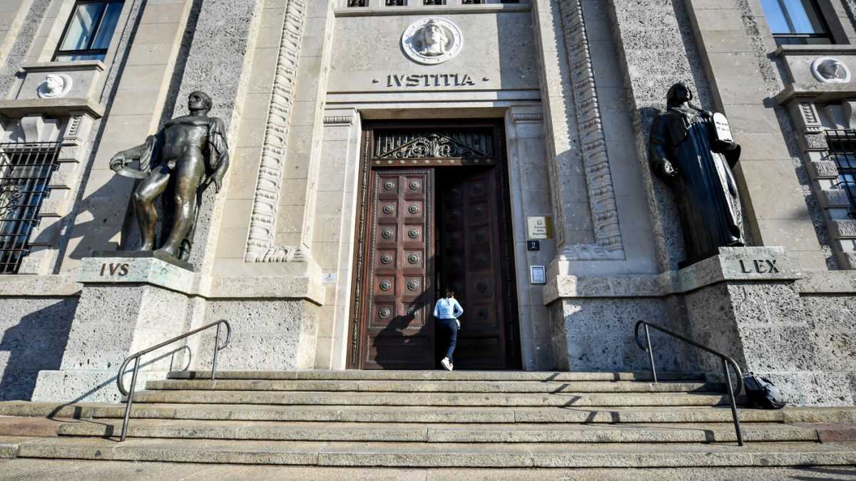 Procure e manie di protagonismo. Pensare alle cose serie, non ai complotti