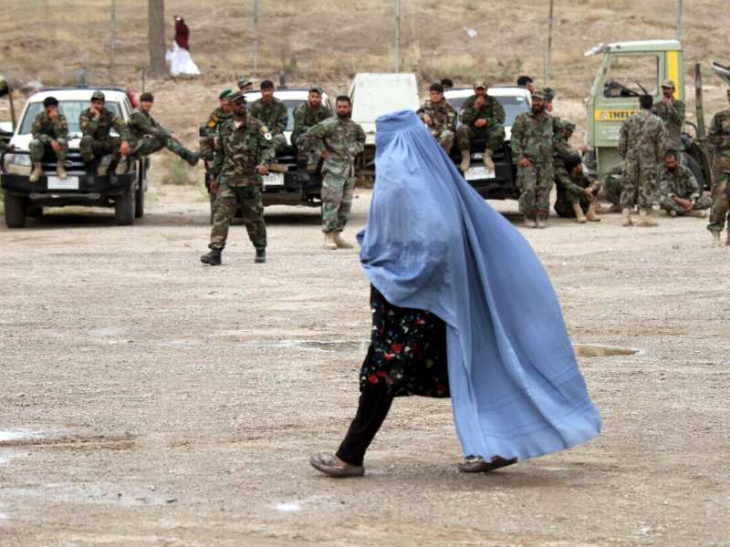 Lasciare l'Afghanistan ai talebani