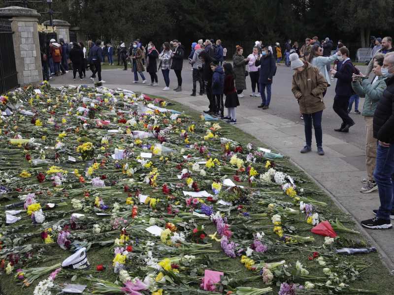 Fiori e messaggi davanti al castello di Windsor, dove gli inglesi in questi giorni portano l'ultimo saluto al principe Carlo, prima del funerale che si terra sabato (LaPresse)