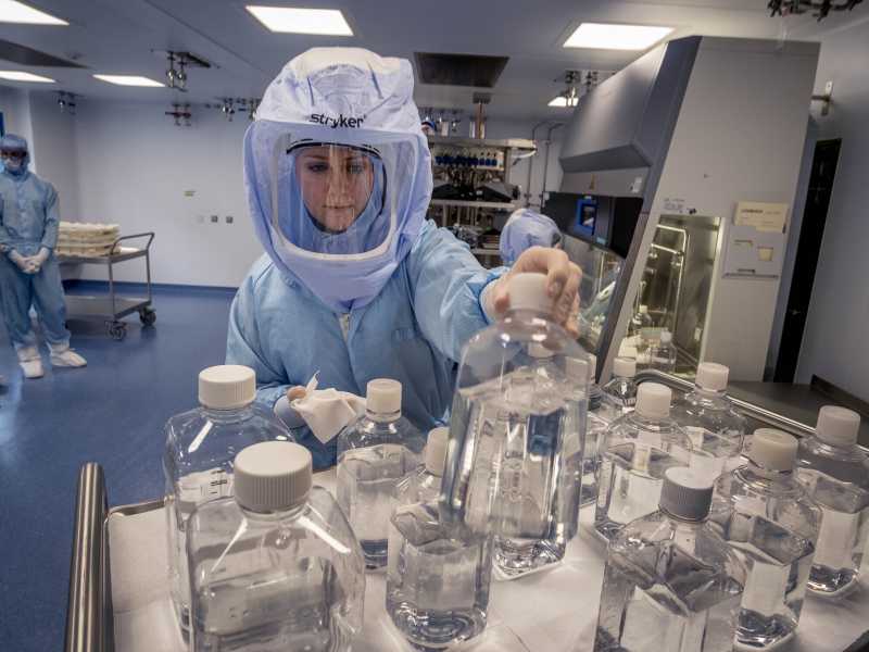 Un tecnico di laboratorio in una camera bianca della BioNTech a Marburg, in Germania (LaPresse)&nbsp;<br />