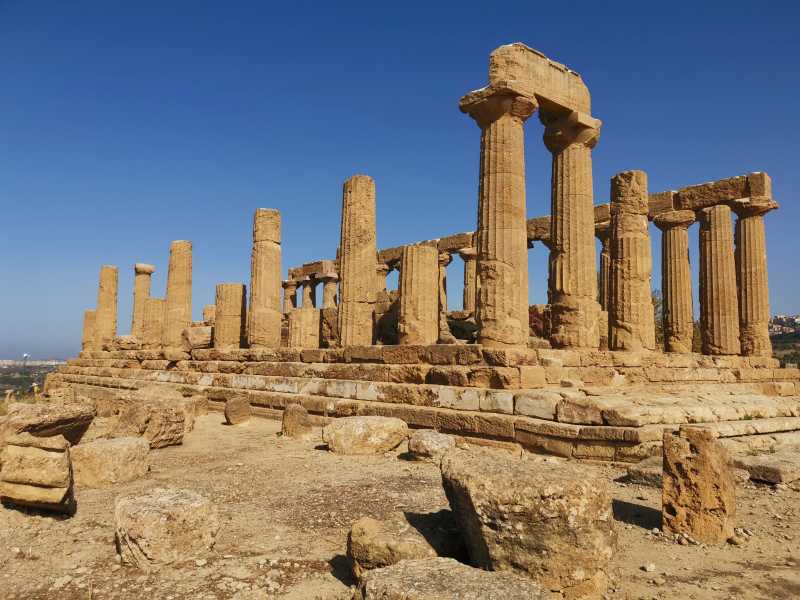La Valle dei Templi, ad Agrigento (foto Unsplash)