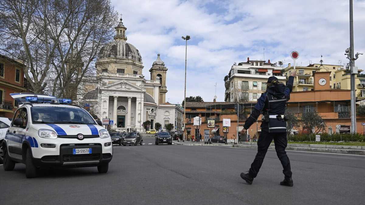 Immagine di Covid, Rt e incidenza ancora in calo. La Campania in arancione, l'unico cambio