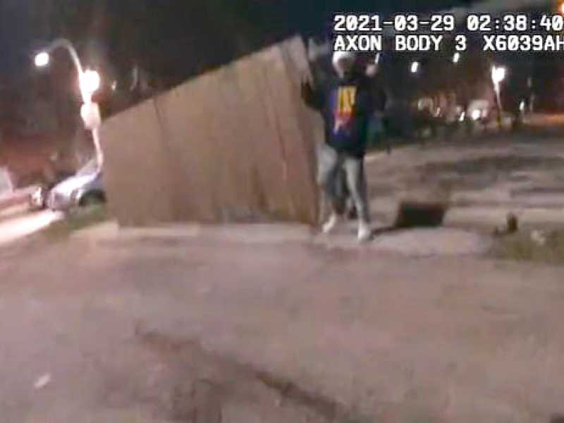 Un frame tratto dal video pubblicato dalla polizia in cui un agente ha sparato un colpo di pistola al tredicenne Adam Toledo, con le mani alzate (Ansa)&nbsp;<br />
