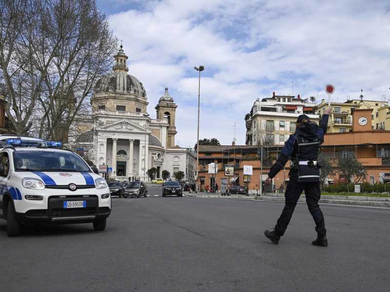 Controlli della polizia Locale a Roma (Ansa)<br />&nbsp;<br />