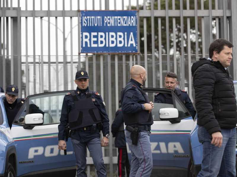 Poliziotti davanti al carcere di Rebibbia (Ansa)