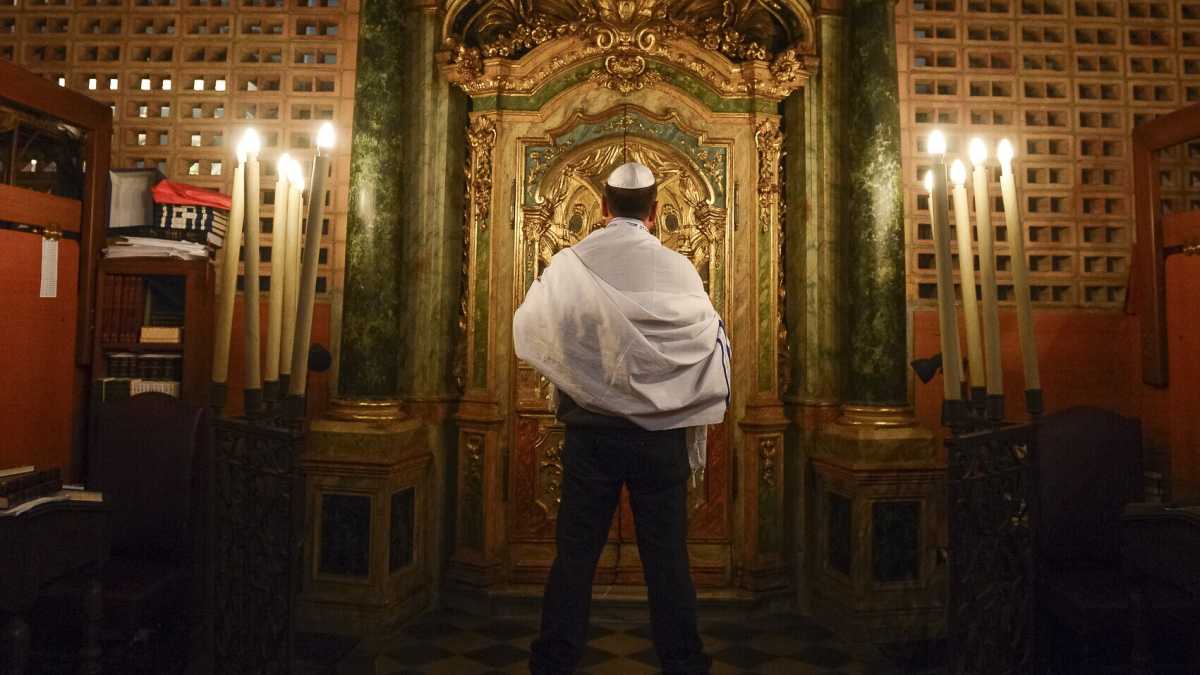 Immagine di Assembrati in sinagoga