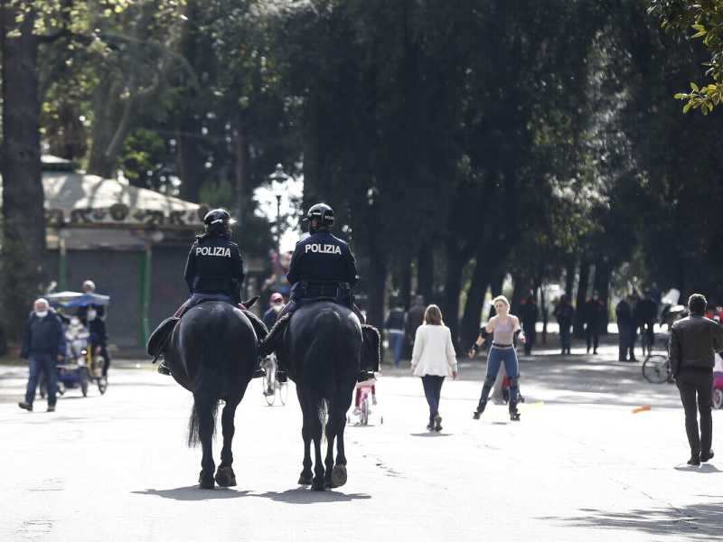 Polizia a cavallo a Roma (LaPresse)