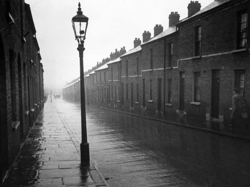 2 marzo 1940: una strada nel sobborgo di Ballymacarett, Belfast, sotto la pioggia (foto di Humphrey Spender, Getty Images)&nbsp;<br />