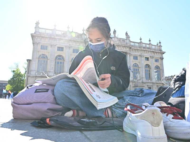 Una studentessa in piazza Castello a Torino (Ansa)