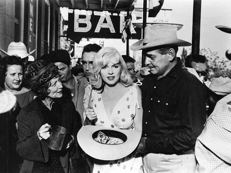 Marylin Monroe e Clark Gable in una scena dell'omonimo film (1961; fotogramma da Wikipedia)