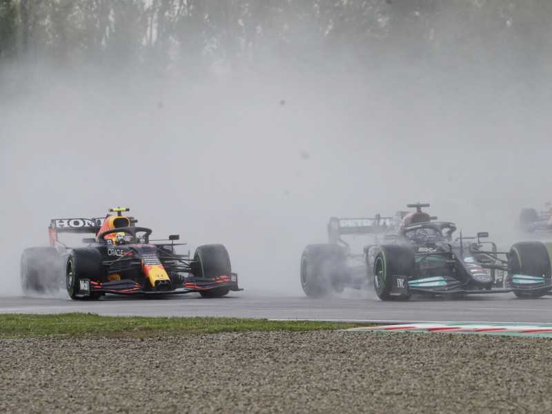A Imola vince Verstappen, Hamilton vede il baratro ma rimonta